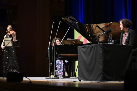 Franziska Hölscher, Marianna Shirinyan und Maria Schrader auf der lit.Cologne 2022 in Köln