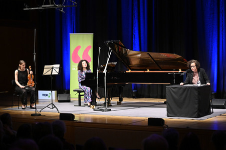 Franziska Hölscher, Marianna Shirinyan und Maria Schrader auf der lit.Cologne 2022 in Köln