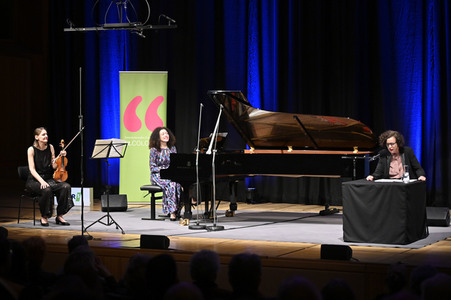 Franziska Hölscher, Marianna Shirinyan und Maria Schrader auf der lit.Cologne 2022 in Köln