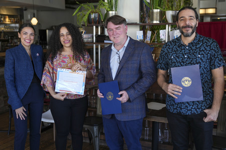 Alexandria Ocasio-Cortez ehrt Restuarant in New York