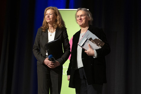 Elke Heidenreich und Marion Karausche auf der lit.Cologne 2022 in Köln