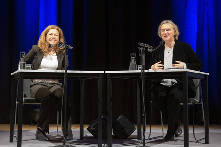 Elke Heidenreich und Marion Karausche auf der lit.Cologne 2022 in Köln