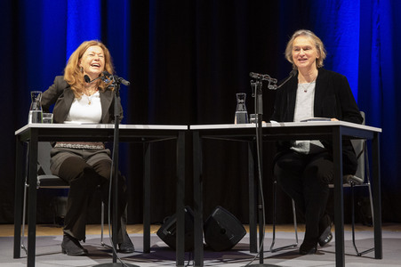 Elke Heidenreich und Marion Karausche auf der lit.Cologne 2022 in Köln