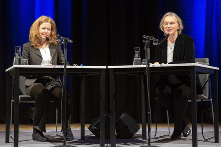 Elke Heidenreich und Marion Karausche auf der lit.Cologne 2022 in Köln
