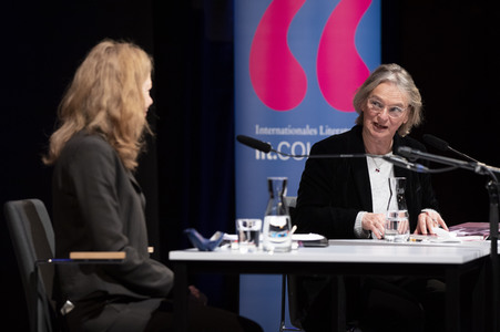 Elke Heidenreich und Marion Karausche auf der lit.Cologne 2022 in Köln