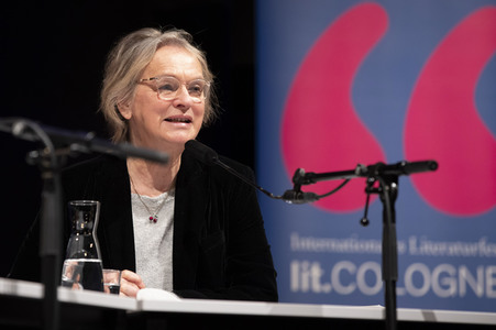 Elke Heidenreich und Marion Karausche auf der lit.Cologne 2022 in Köln
