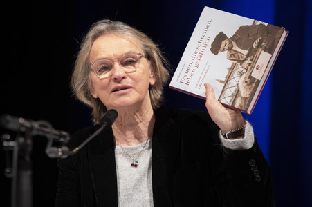 Elke Heidenreich und Marion Karausche auf der lit.Cologne 2022 in Köln