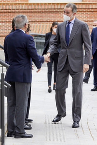 König Felipe und Königin Letizia besuchen den Ukraine-Krisenstab vom Roten Kreuz in Madrid