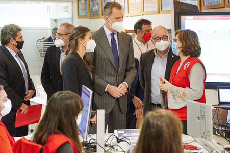 König Felipe und Königin Letizia besuchen den Ukraine-Krisenstab vom Roten Kreuz in Madrid