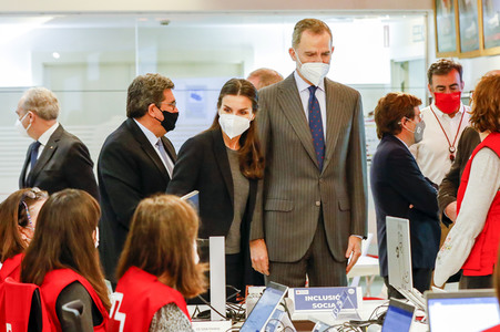 König Felipe und Königin Letizia besuchen den Ukraine-Krisenstab vom Roten Kreuz in Madrid