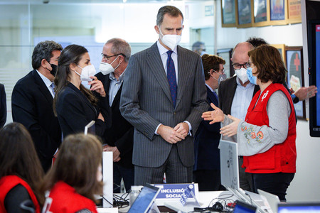 König Felipe und Königin Letizia besuchen den Ukraine-Krisenstab vom Roten Kreuz in Madrid