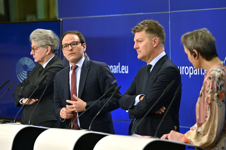 Pressekonferenz zum Gesetz über digitale Märkte im EU-Parlament in Brüssel