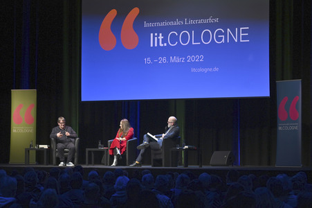 Danielle de Picciotto und Sven Regener auf der lit.Cologne 2022 in Köln