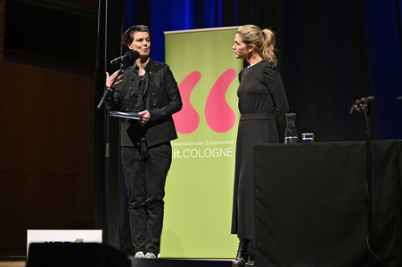 Anke Engelke und Carolin Emcke auf der lit.Cologne 2022 in Köln