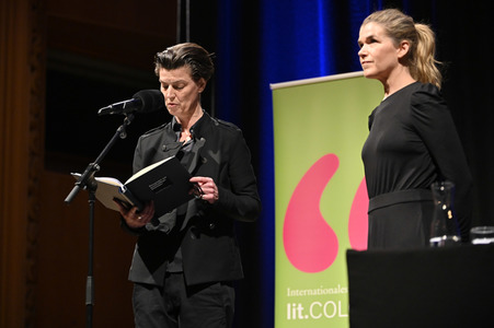 Anke Engelke und Carolin Emcke auf der lit.Cologne 2022 in Köln
