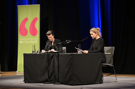 Anke Engelke und Carolin Emcke auf der lit.Cologne 2022 in Köln