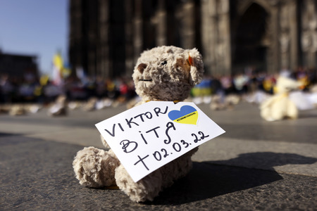 Kundgebung 'Frieden für Europa! Schützt die Kinder der Ukraine' in Köln