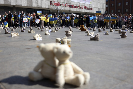 Kundgebung 'Frieden für Europa! Schützt die Kinder der Ukraine' in Köln