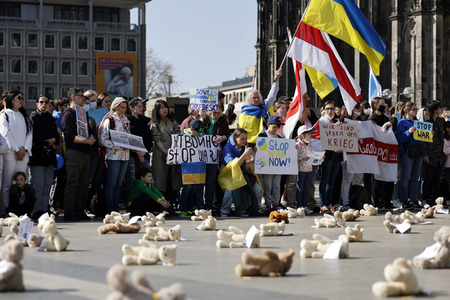Kundgebung 'Frieden für Europa! Schützt die Kinder der Ukraine' in Köln