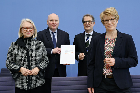 Bundespressekonferenz Vorstellung der aktualisierten Konjunkturprognose in Berlin