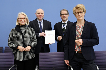 Bundespressekonferenz Vorstellung der aktualisierten Konjunkturprognose in Berlin