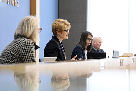Bundespressekonferenz Vorstellung der aktualisierten Konjunkturprognose in Berlin