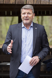 Eurowings und Flughafen Köln/Bonn pflanzen 6.000 Bäume im Königsforst bei Bergisch-Gladbach