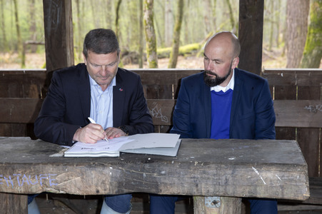 Eurowings und Flughafen Köln/Bonn pflanzen 6.000 Bäume im Königsforst bei Bergisch-Gladbach