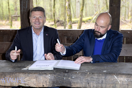 Eurowings und Flughafen Köln/Bonn pflanzen 6.000 Bäume im Königsforst bei Bergisch-Gladbach