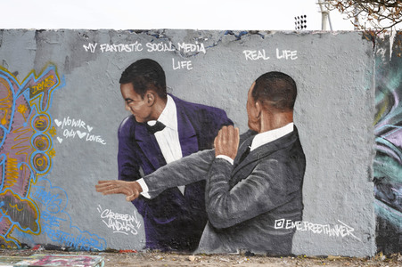 Oscar-Ohrfeige von Will Smith gegen Chris Rock als Graffito in Berlin
