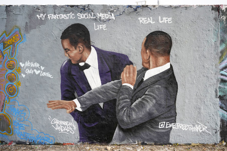 Oscar-Ohrfeige von Will Smith gegen Chris Rock als Graffito in Berlin