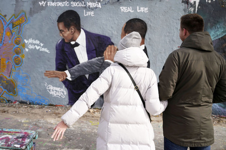 Oscar-Ohrfeige von Will Smith gegen Chris Rock als Graffito in Berlin