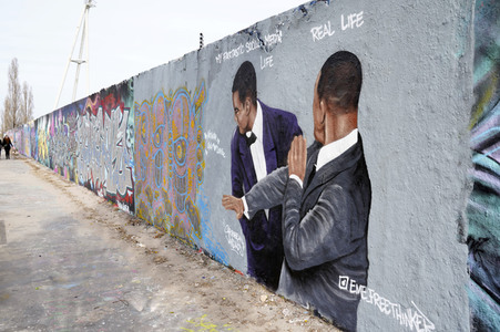 Oscar-Ohrfeige von Will Smith gegen Chris Rock als Graffito in Berlin