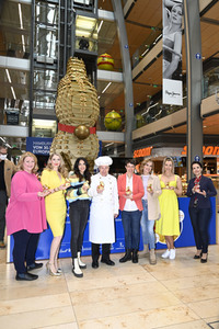 Oster-Goldhasen-Charity in Hamburg