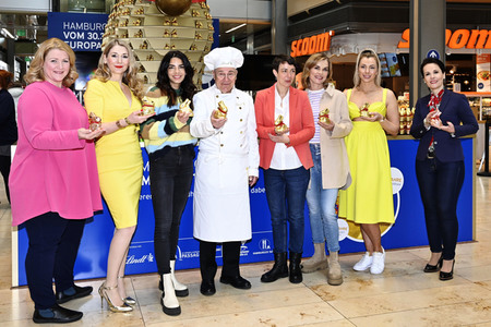 Oster-Goldhasen-Charity in Hamburg