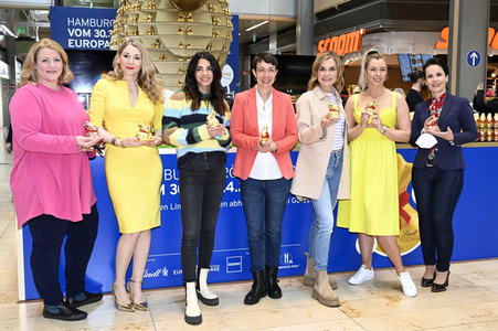 Oster-Goldhasen-Charity in Hamburg