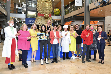 Oster-Goldhasen-Charity in Hamburg