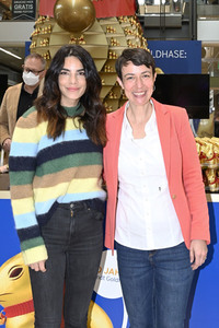 Oster-Goldhasen-Charity in Hamburg