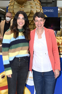 Oster-Goldhasen-Charity in Hamburg