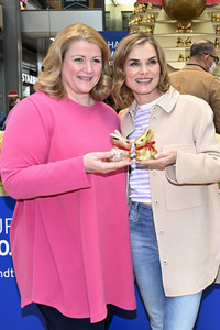 Oster-Goldhasen-Charity in Hamburg