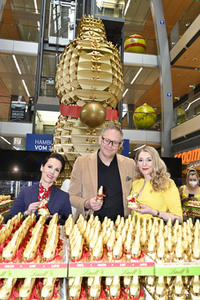 Oster-Goldhasen-Charity in Hamburg