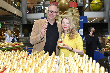 Oster-Goldhasen-Charity in Hamburg