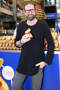 Oster-Goldhasen-Charity in Hamburg