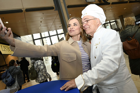 Oster-Goldhasen-Charity in Hamburg