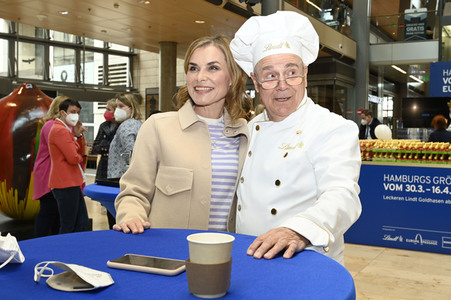 Oster-Goldhasen-Charity in Hamburg