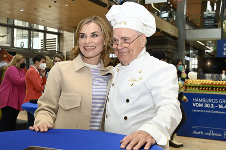 Oster-Goldhasen-Charity in Hamburg