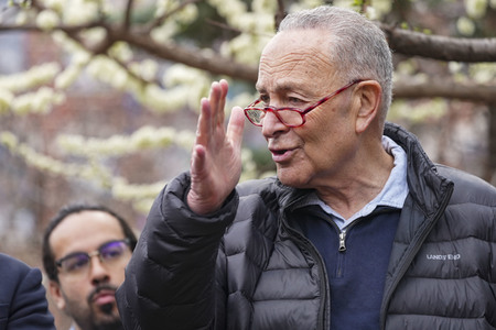 Chuck Schumer besucht La Plaza Cultural in New York