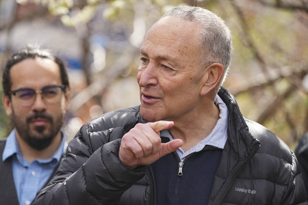 Chuck Schumer besucht La Plaza Cultural in New York