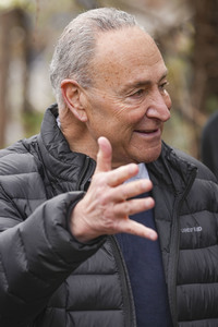 Chuck Schumer besucht La Plaza Cultural in New York