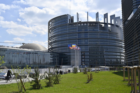 Europäisches Parlament mit Ukraine-Flagge in Straßburg